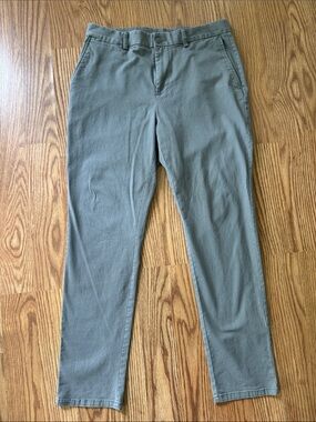 Old Navy Men's Straight Chinos in Olive